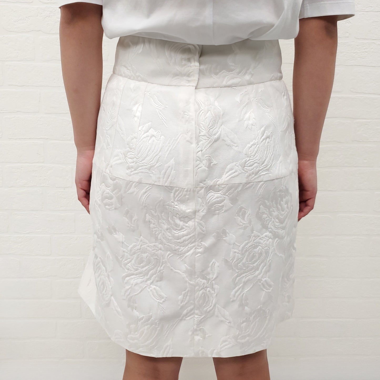 DOLCE & GABBANA WHITE SHADOW STITCH SKIRT WITH FLORAL BUTTONS - SIZE 40