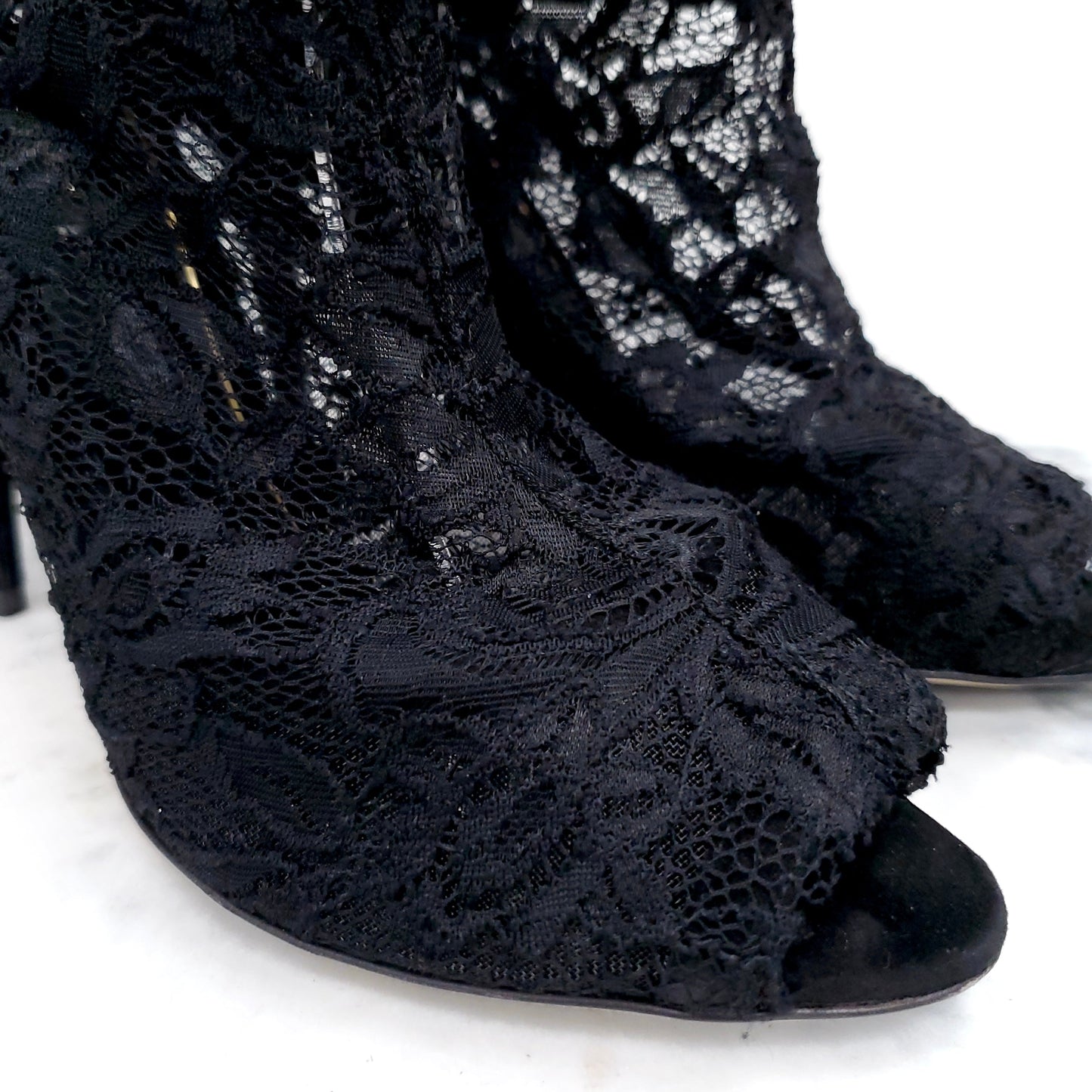 DOLCE & GABBANA LACE HEELS - SIZE 40