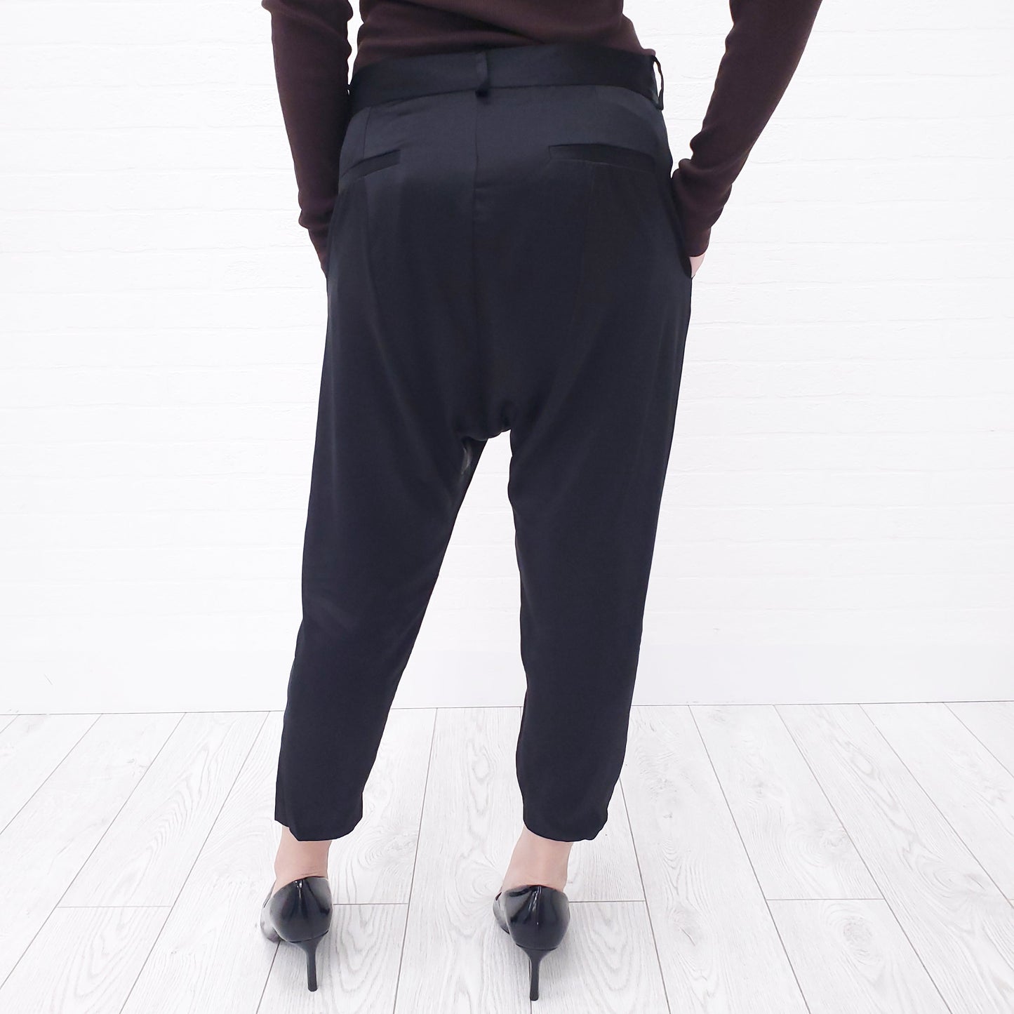 NILI LOTAN BLACK SILK TROUSERS - SIZE 4