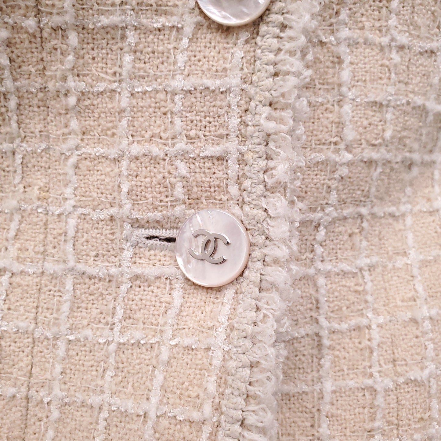CHANEL 1998 BEIGE AND CREAM TWEED PLAID JACKET WITH MOTHER OF PEARL LOGO BUTTONS - SIZE 38