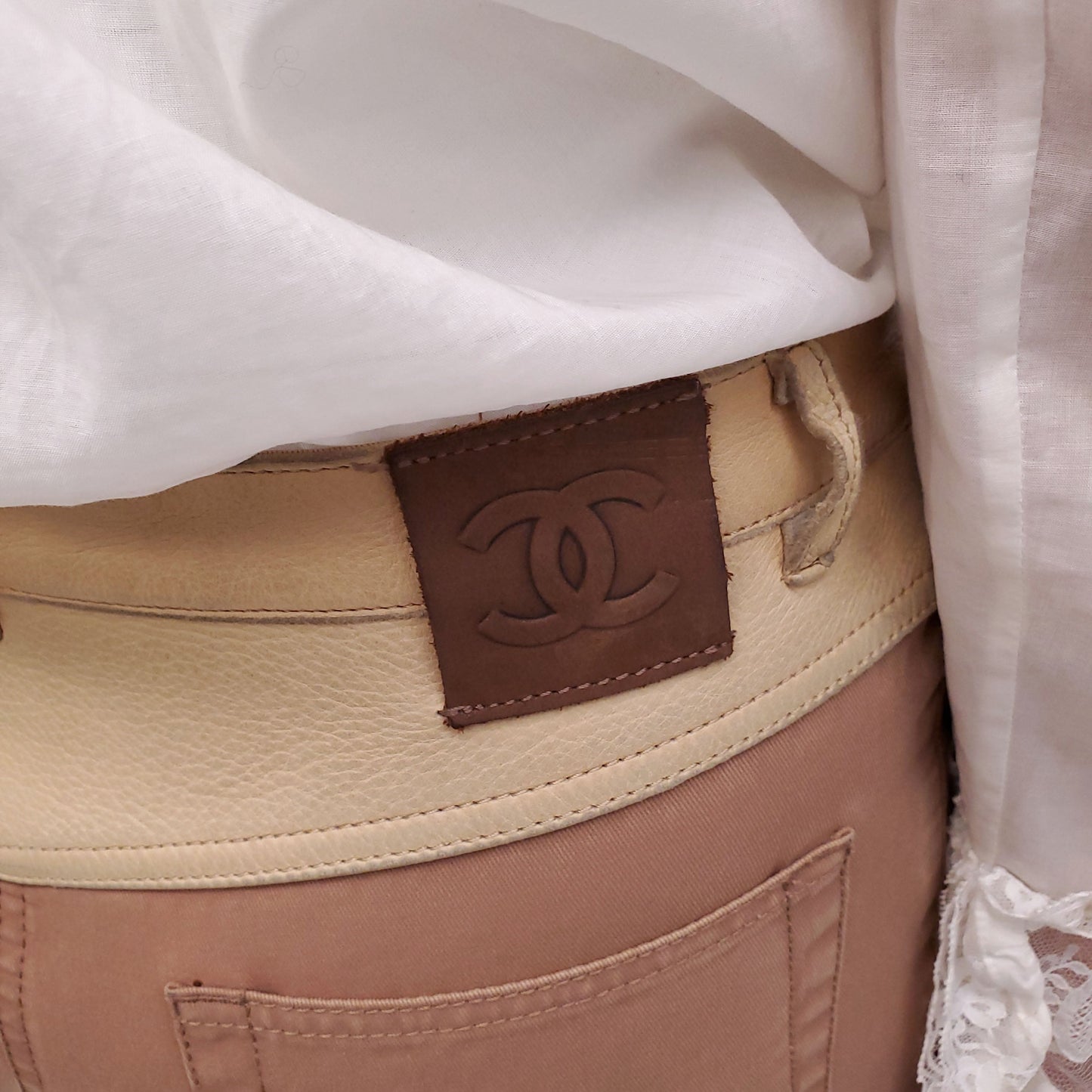 CHANEL TWO-TONED CAMEL JEANS WITH LEATHER DETAIL AND LOGO BUTTON - SIZE 40