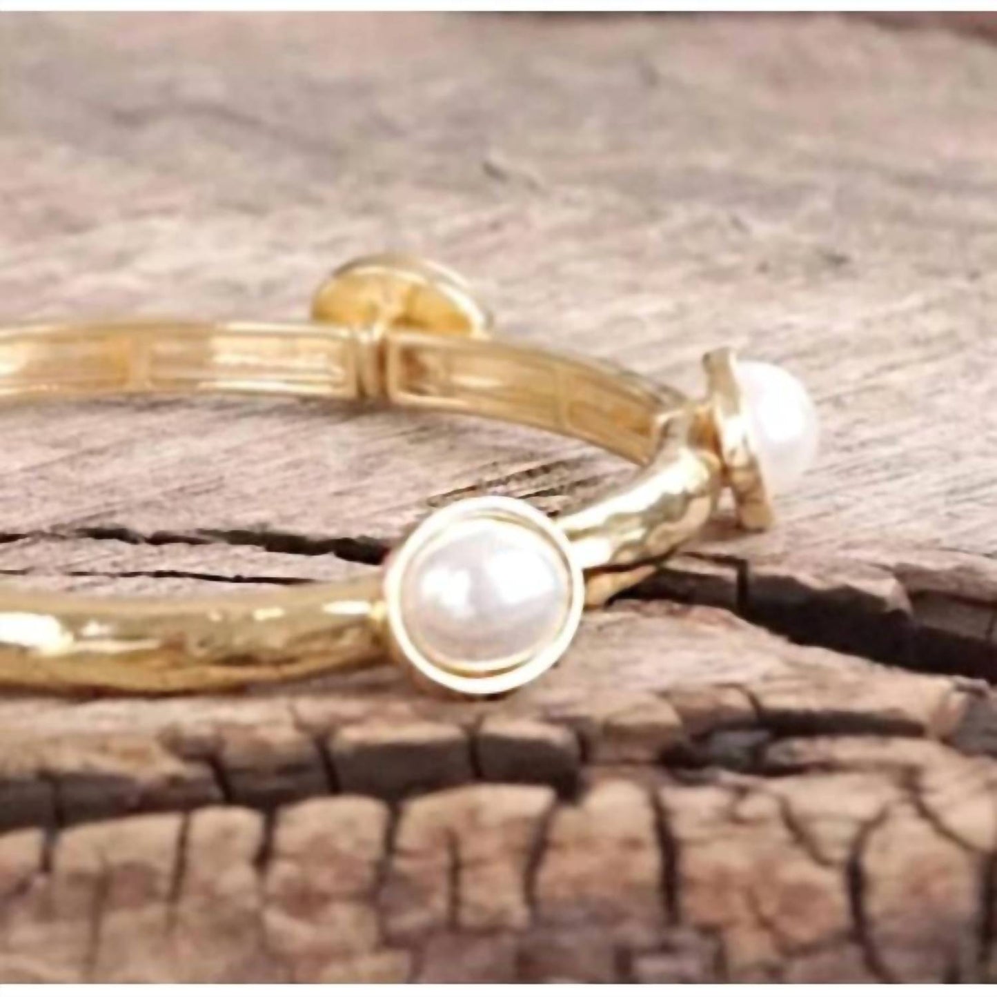 Women's Pearl Hammered Stretch Bangle Bracelet In Gold