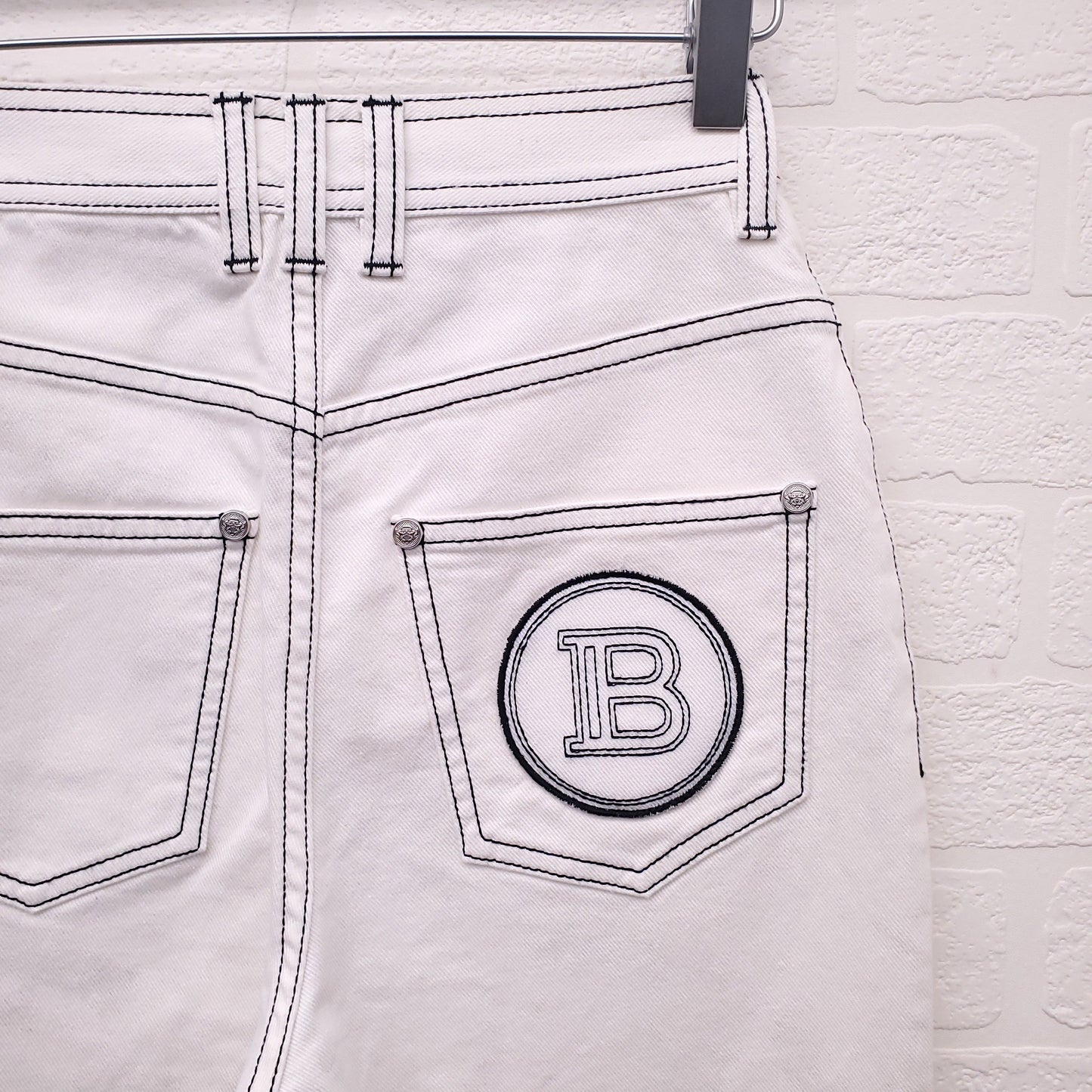 BALMAIN WHITE JEANS WITH BLACK STITCHING - SIZE 34