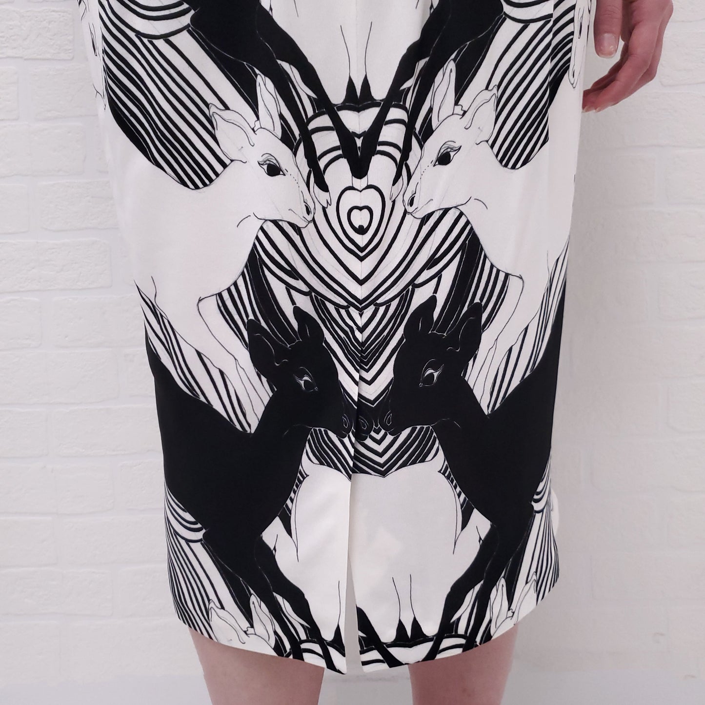 BURBERRY BLACK AND WHITE DEER PRINT PLEATED SKIRT - SIZE 4