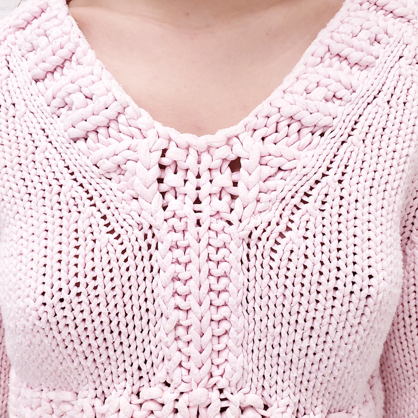 CHANEL 2022 PINK KNIT CROPPED SWEATER WITH LOGO BUTTONS - SIZE 34