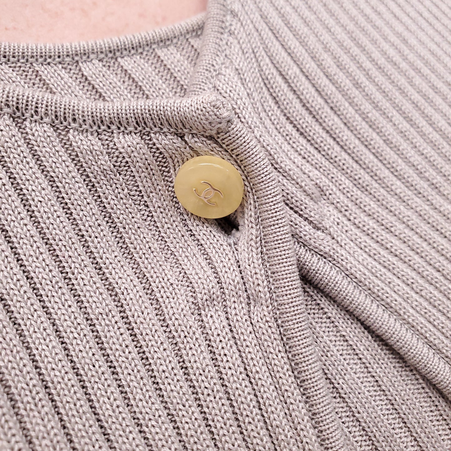CHANEL TAUPE RIBBED SWEATER SET WITH LOGO BUTTON - SIZE 42