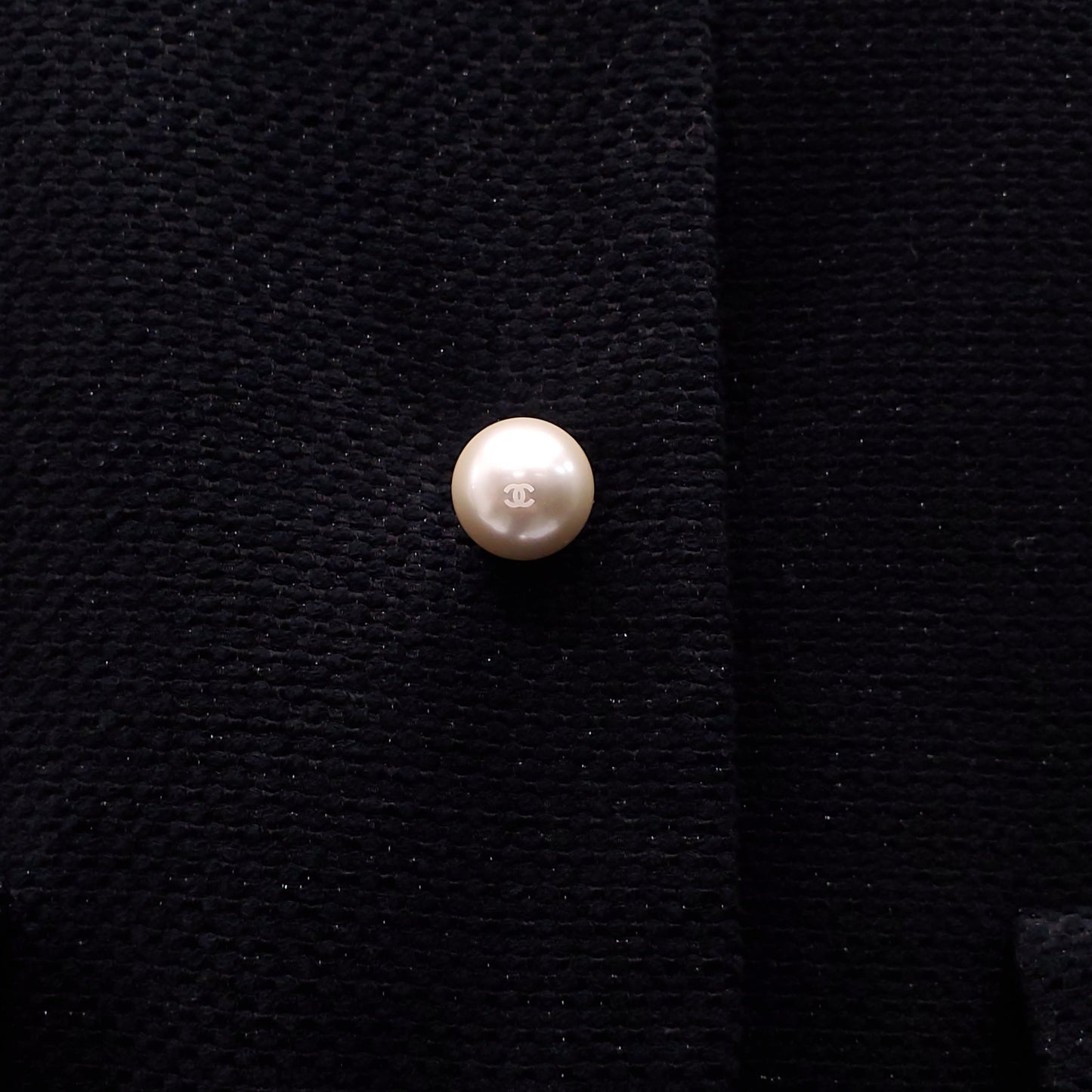 CHANEL TWEED JACKET WITH PEARL LOGO BUTTONS AND LEATHER DETAIL - SIZE 40