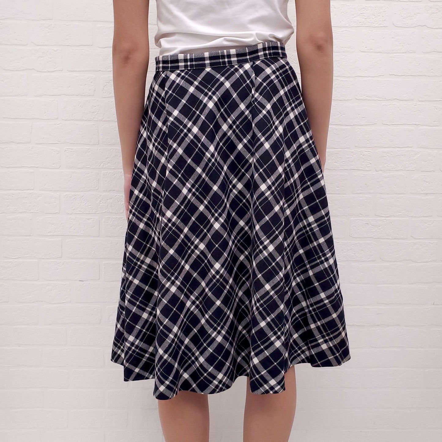 CHRISTIAN DIOR NAVY AND WHITE PLAID SKIRT - SIZE 8