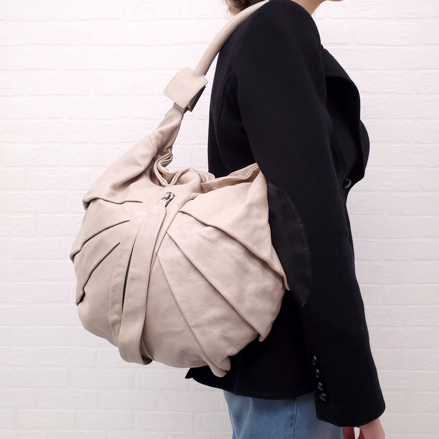 FENDI TAUPE LEATHER SHOULDER BAG WITH FRONT ZIPPER DETAIL