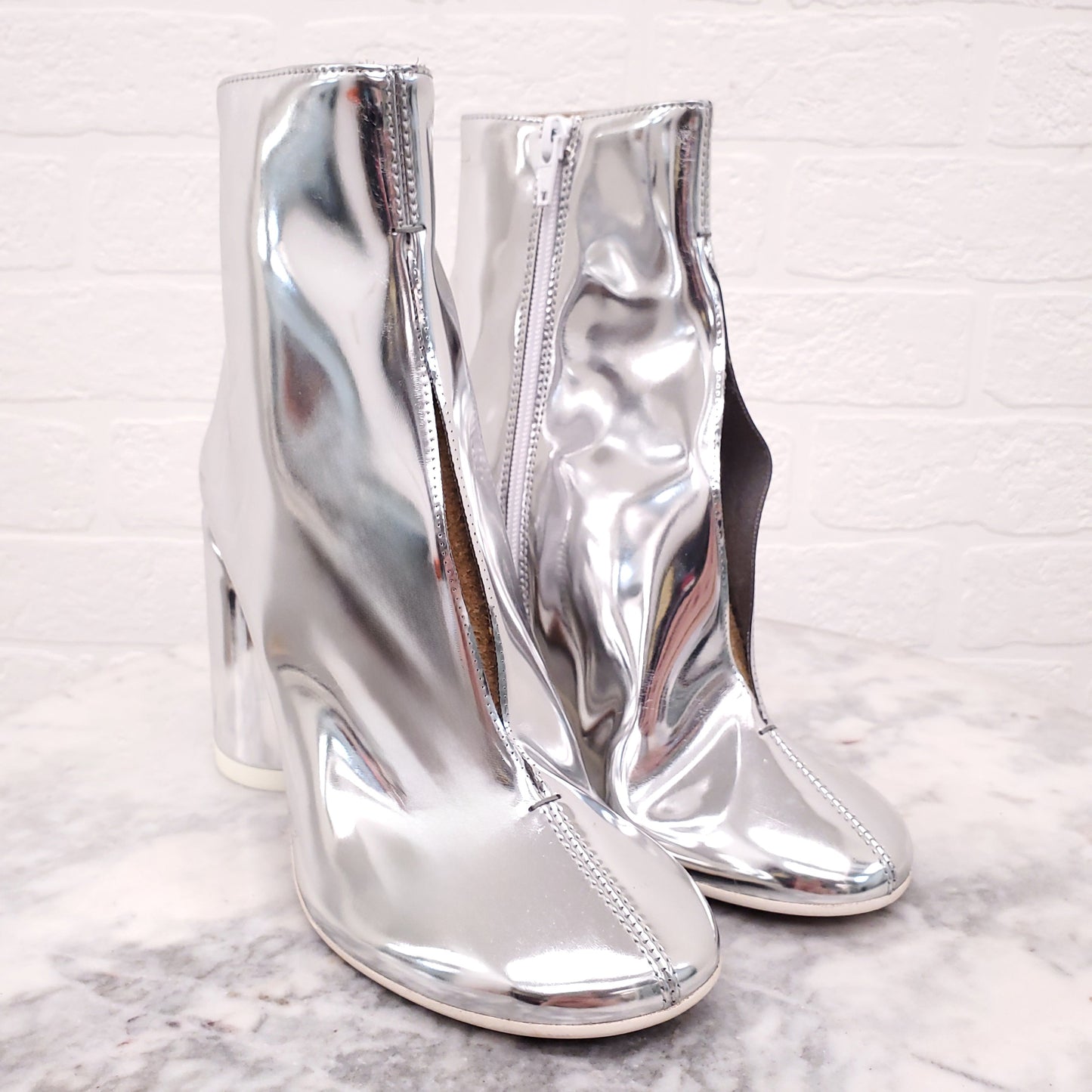 MAISON MARGIELA SILVER PATENT HEELS WITH SPLIT DETAIL - SIZE 38