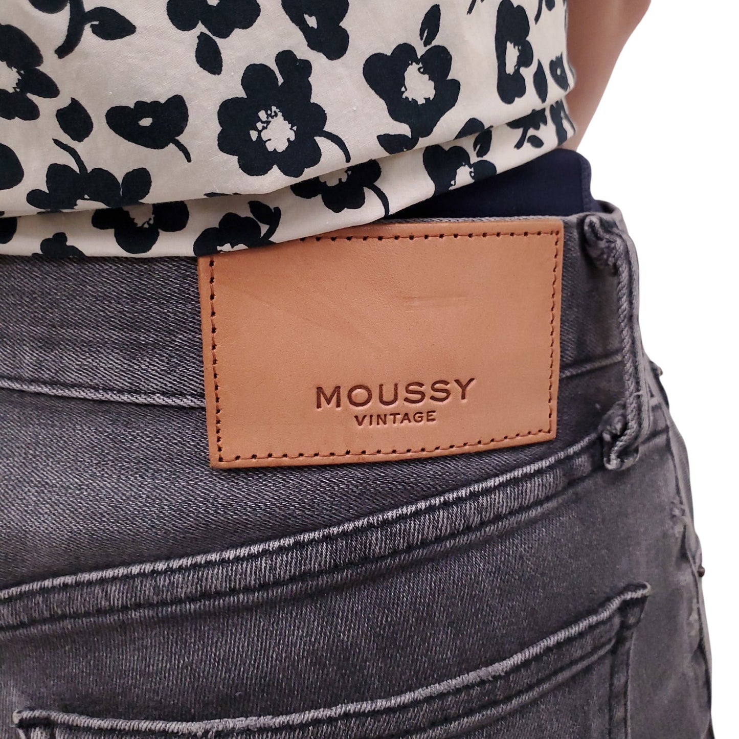 MOUSSY VINTAGE GREY LIGHTLY DISTRESSED JEANS - SIZE 26